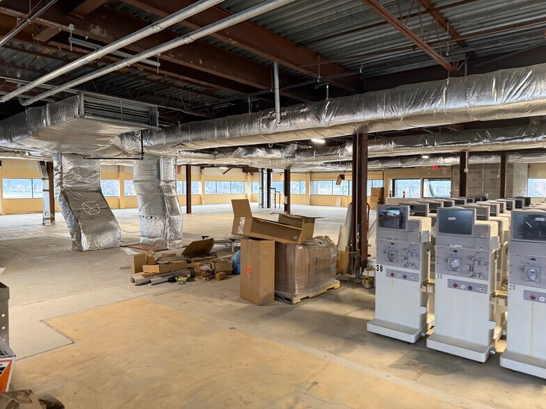 More Photos Of 19701 Vernier Rd, Harper Woods Office For Lease