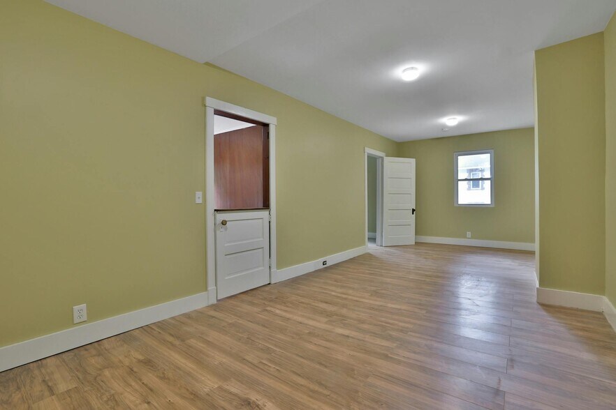 More Photos Of 68 Brook St, Croton On Hudson Showroom For Sale