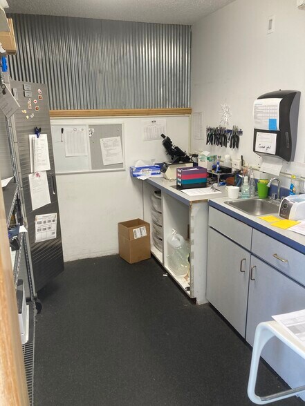 More Photos Of 935 S Iowa St, Lawrence Office For Lease