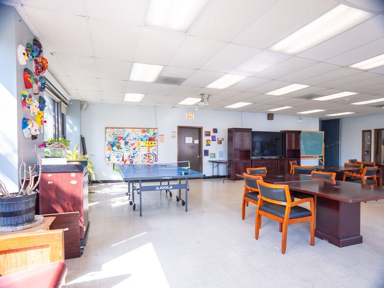 More Photos Of 5710 N Broadway St, Chicago Office Residential For Sale