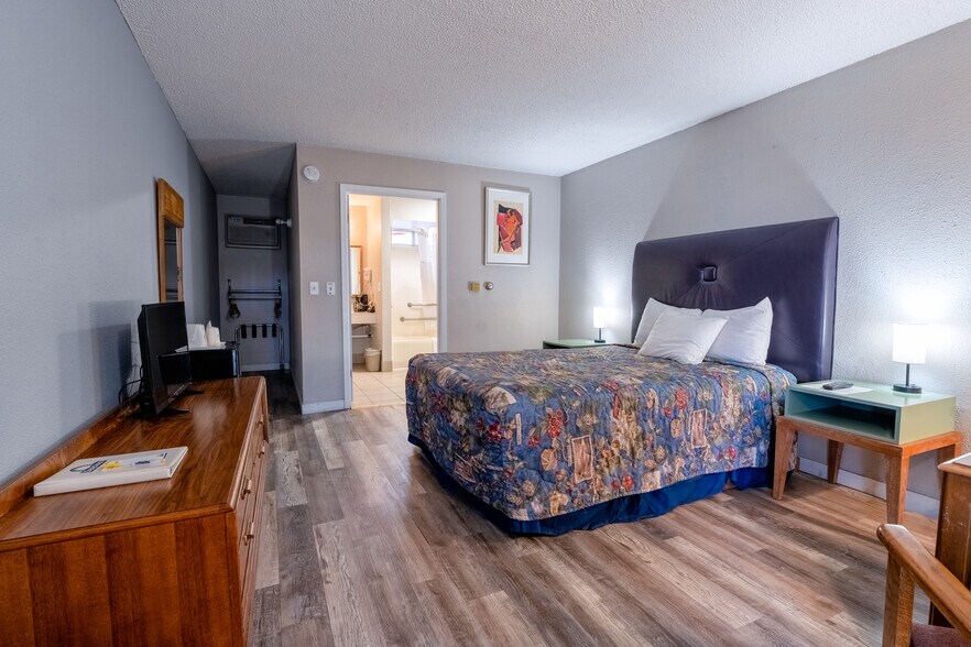 More Photos Of 577 W Monroe St, Burns Hotel For Sale