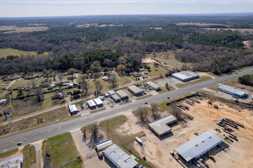 More Photos Of 5424 W Oak St, Palestine Showroom For Lease