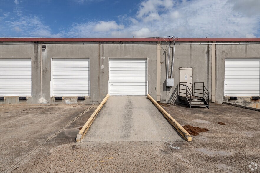 More Photos Of 1400 N Sam Houston Pky E, Houston Unknown For Lease