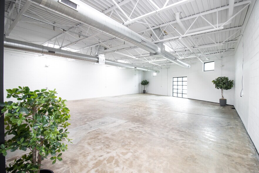 More Photos Of 2285 & 2289 Vantage St, Dallas Light Manufacturing For Lease