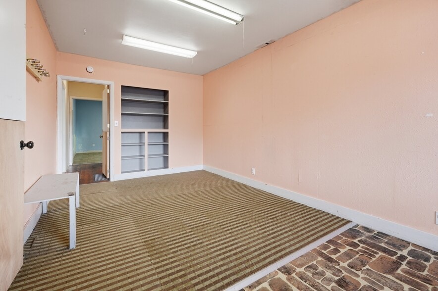More Photos Of 819 12th Ave S, Nampa Storefront For Sale