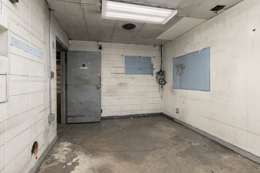 More Photos Of 530 W McDaniel St, Springfield Industrial For Lease