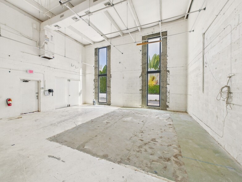 More Photos Of 1111 5th Ave S, Naples Freestanding For Sale