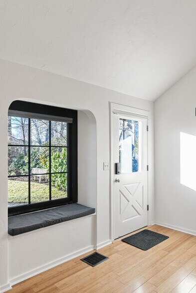 More Photos Of 15 NW Franklin Ave, Bend Office For Sale