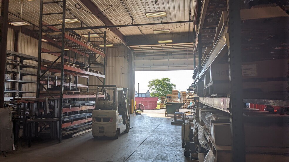 More Photos Of 525 W Rolling Meadows Dr, Fond Du Lac Warehouse For Lease