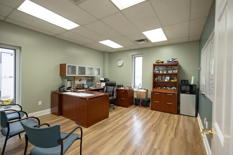 More Photos Of 267 N Graham St, Bowling Green Light Distribution For Sale