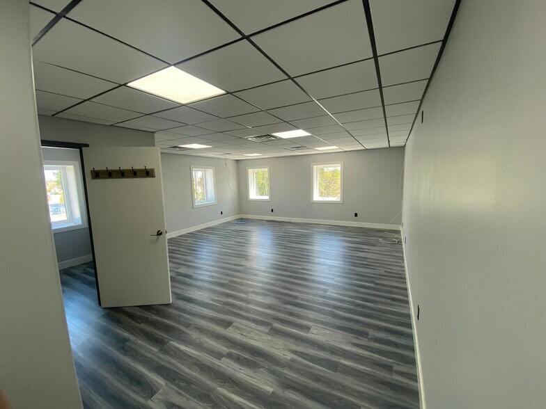 More Photos Of 1092-1086 NE Industrial Blvd, Jensen Beach Light Manufacturing For Sale