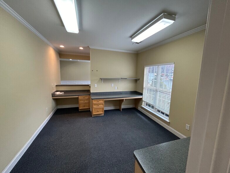 More Photos Of 200-204 River Park North Dr, Woodstock Medical For Sale