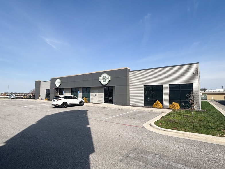 Primary Photo Of 1507 E Lark St, Springfield Office For Sale