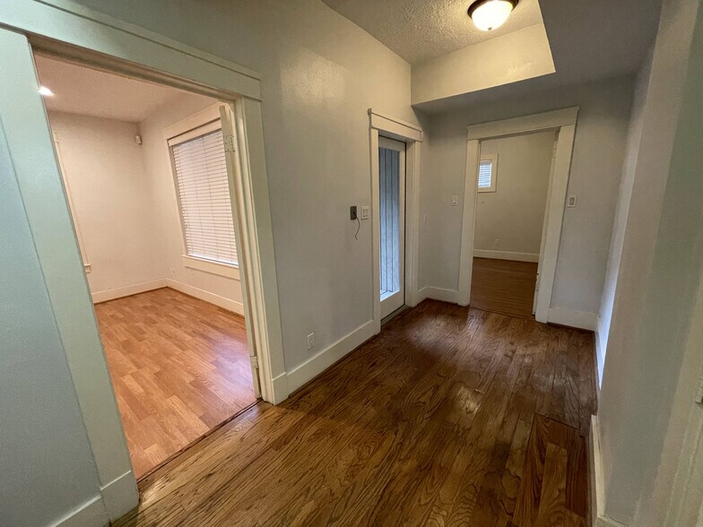 More Photos Of 2014 Commonwealth St, Houston Office For Lease