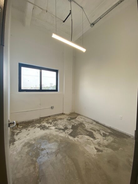 More Photos Of 901 E 31st St, Los Angeles Manufacturing For Lease