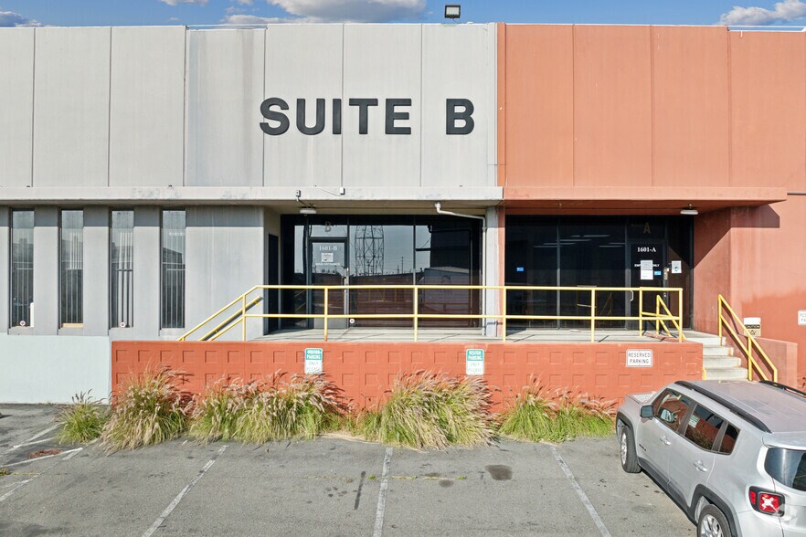 More Photos Of 1601 Perrino Pl, Los Angeles Manufacturing For Lease