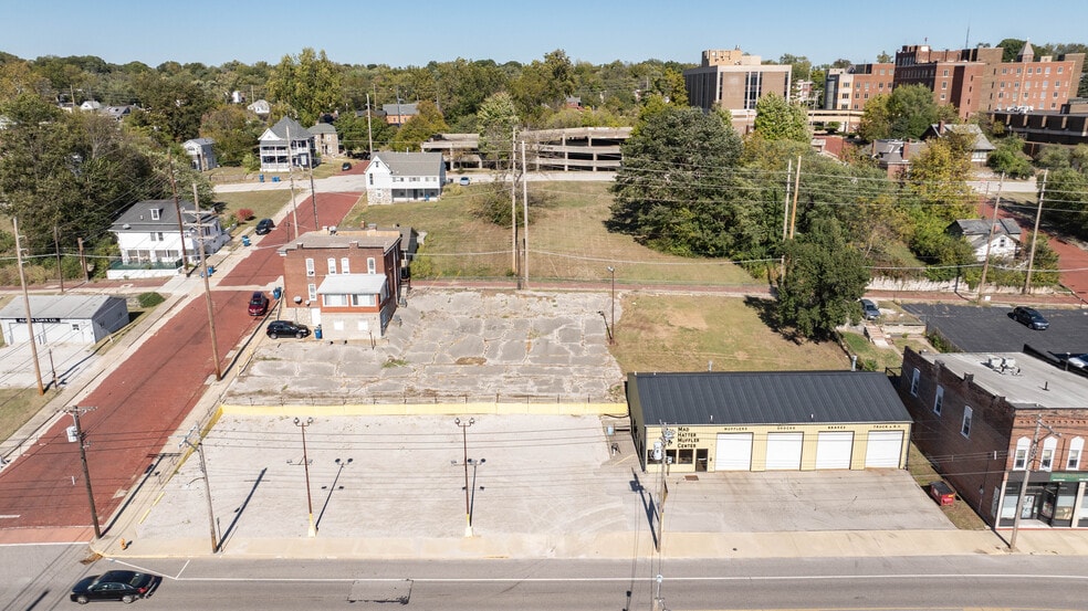 More Photos Of 808 E Broadway, Alton Specialty For Sale