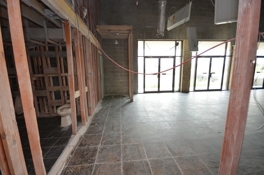 More Photos Of 1823 N Frontage Rd, Beeville Office For Sale