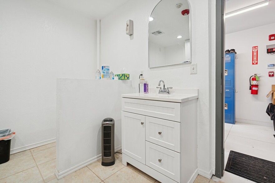 More Photos Of 12217 S Broadway, Edmond Warehouse For Sale