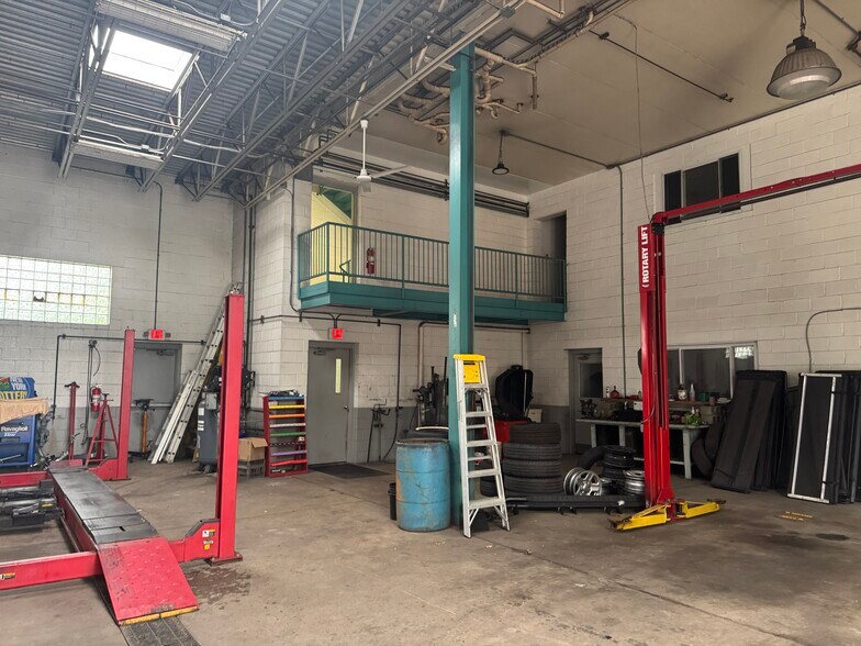 More Photos Of 1101 Lincoln Hwy, North Versailles Showroom For Lease