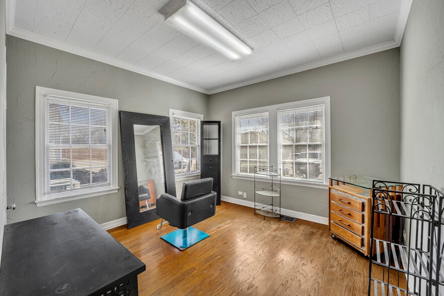 More Photos Of 808 W Abram St, Arlington Freestanding For Sale