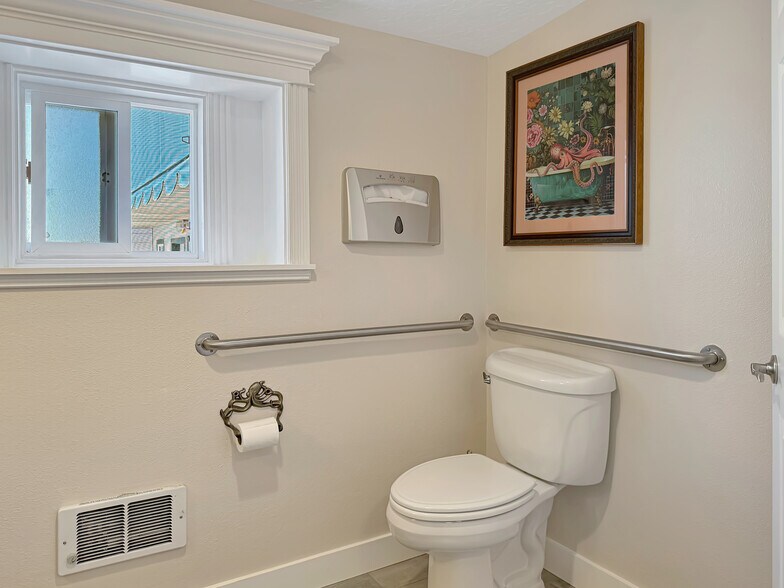 More Photos Of 624 Fleet St, Brookings Office For Sale