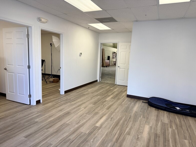 More Photos Of 787 Commerce Dr, Venice Warehouse For Lease