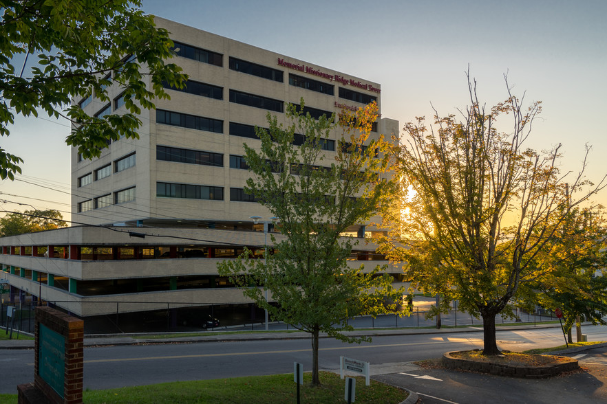 Primary Photo Of 725 Glenwood Dr, Chattanooga Medical For Lease