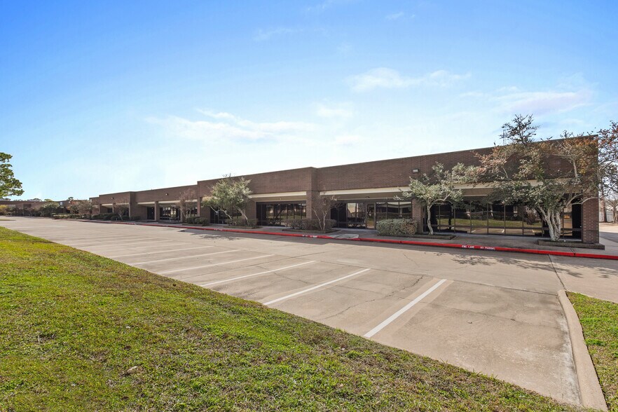 More Photos Of 10899 Kinghurst Dr, Houston Warehouse For Lease