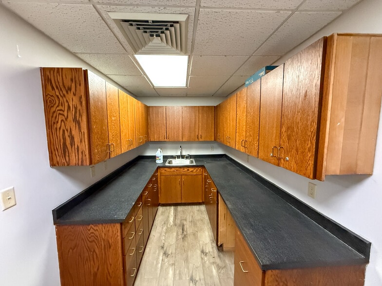 More Photos Of 715 E Broadway St, Fortville Freestanding For Lease