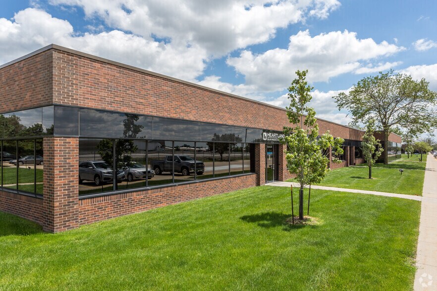 More Photos Of 4300-4398 NW 114th St, Urbandale Flex For Lease