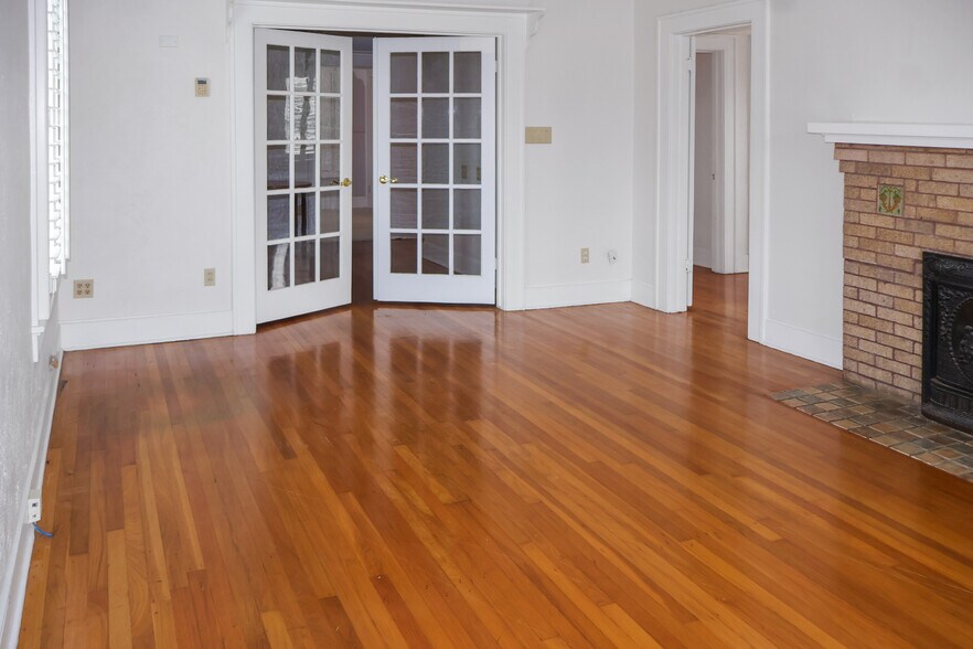 More Photos Of 1205 Main St, Garland Office For Lease