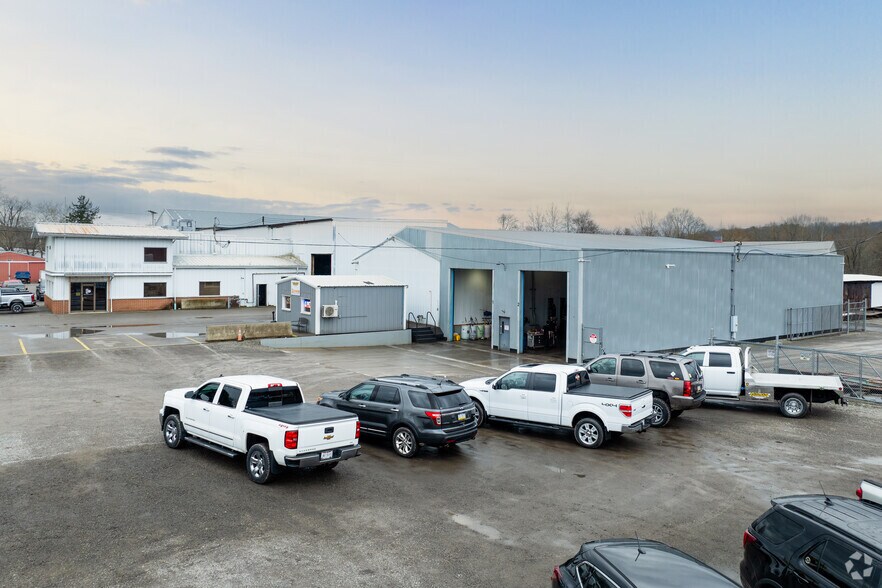 More Photos Of 3608 Sharon Rd, West Middlesex Warehouse For Lease