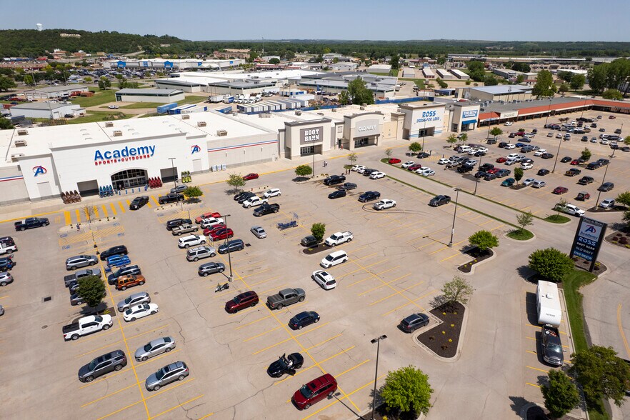 More Photos Of 401 E Poyntz Ave, Manhattan General Retail For Sale