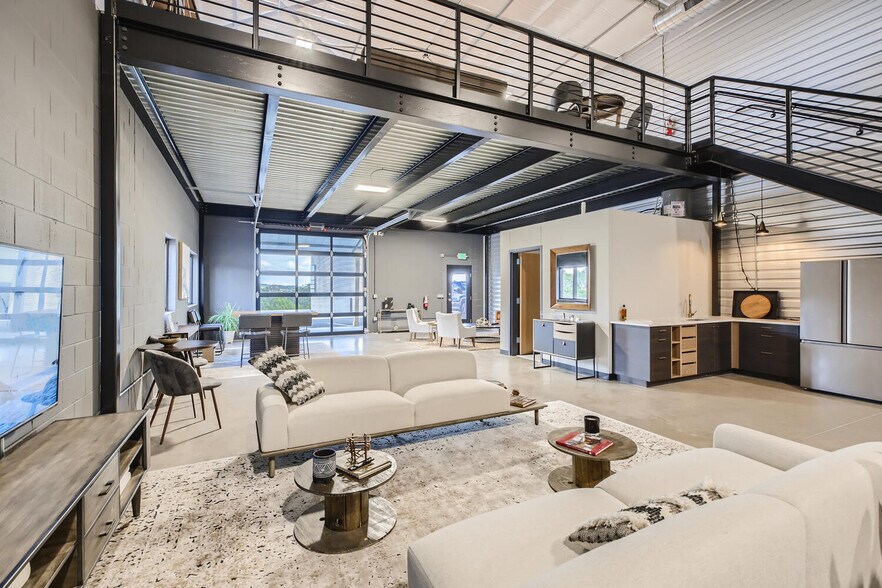 More Photos Of 105 Depot Dr, Belgrade Showroom For Lease