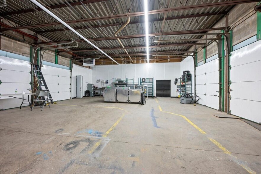 More Photos Of 805 Boul Industriel, Granby Warehouse For Lease