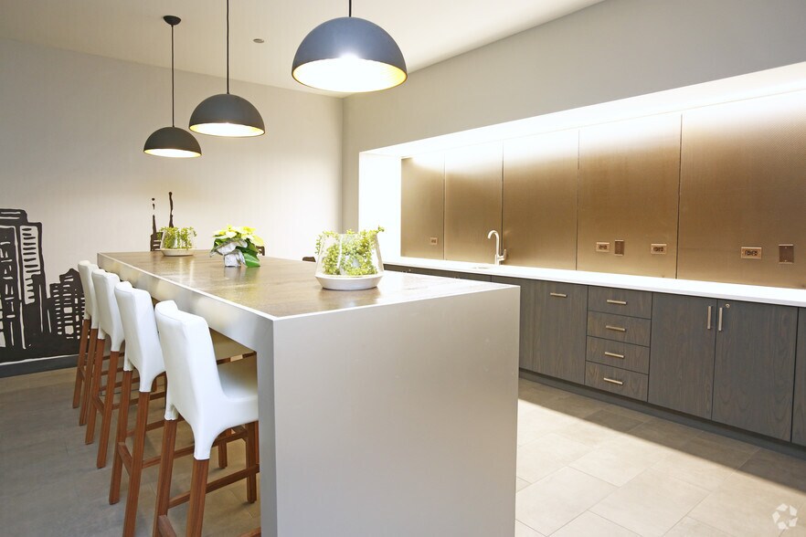 More Photos Of 4334 N Hazel St, Chicago Apartments For Lease