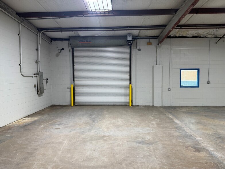 More Photos Of 1011 Paulsun St, San Antonio Light Distribution For Lease