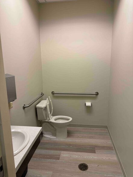 More Photos Of 897 Von Kolnitz Rd, Mount Pleasant Medical For Lease