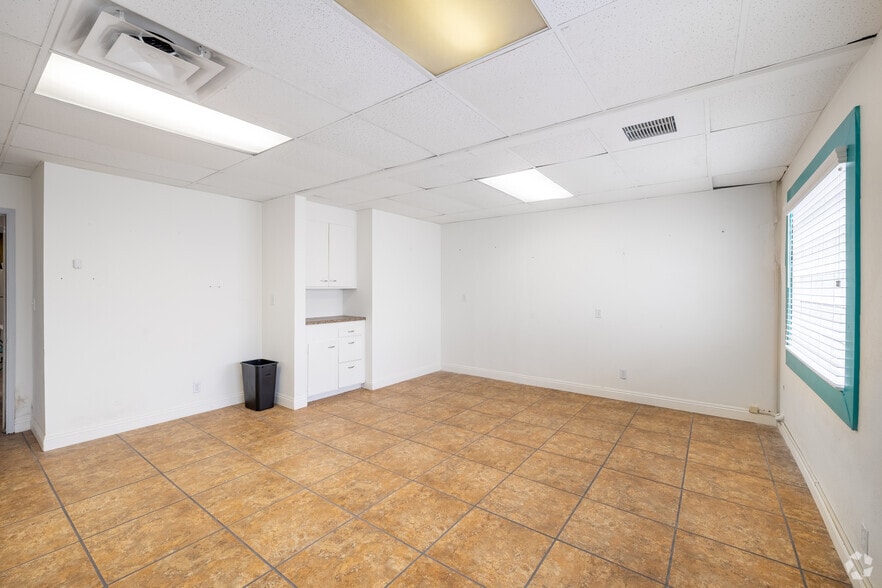 More Photos Of 7540-7544 Balboa Blvd, Van Nuys Unknown For Lease
