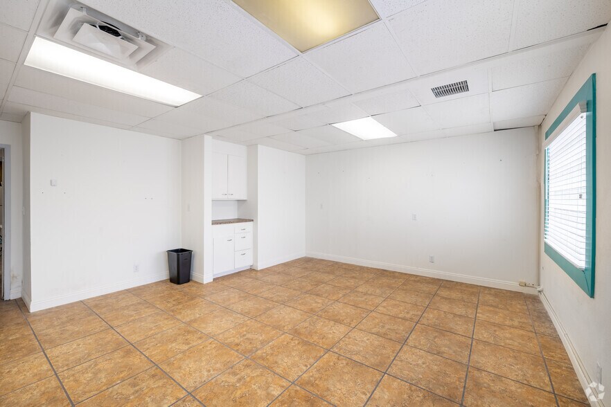 More Photos Of 7540-7544 Balboa Blvd, Van Nuys Unknown For Lease