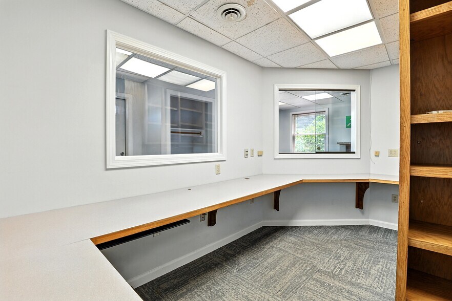 More Photos Of 40 S River Rd, Bedford Medical For Lease