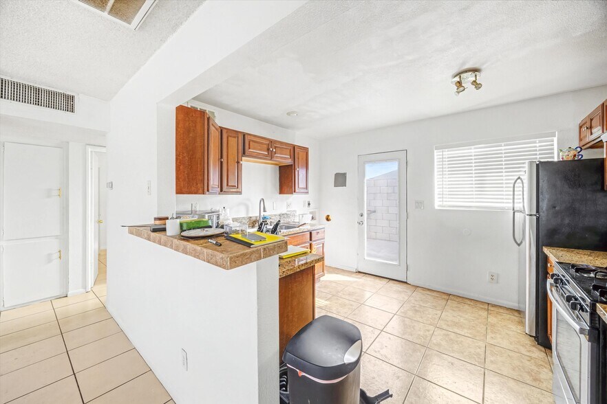 More Photos Of 238 S Saturmino Dr, Palm Springs Apartments For Sale