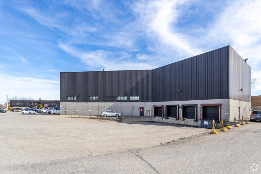 More Photos Of 89-95 Boul des Entreprises, Boisbriand Warehouse For Lease