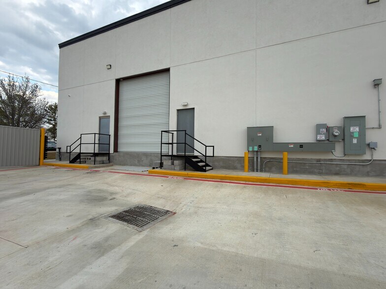 More Photos Of 14211 Hiram Clarke Rd, Houston Storefront For Lease