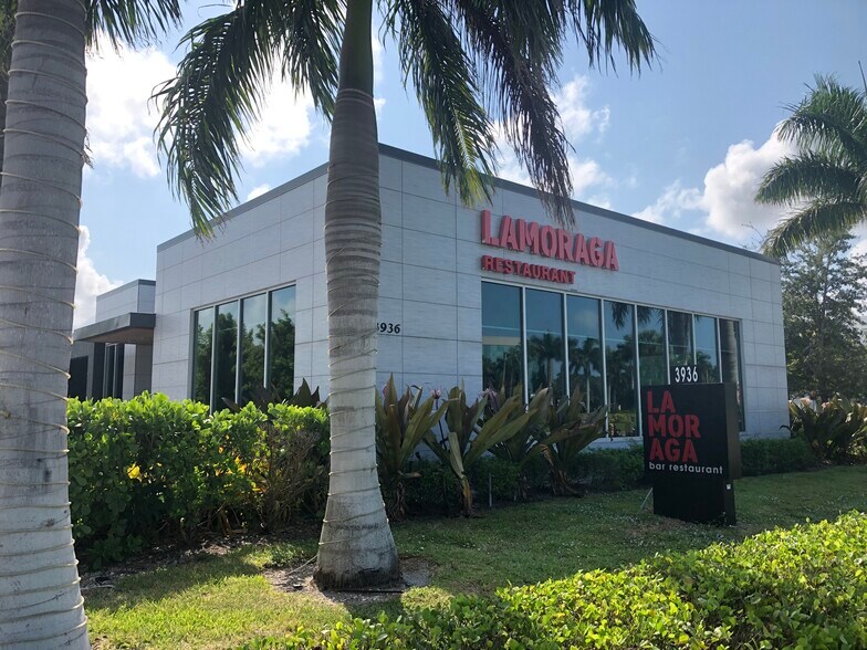 Primary Photo Of 3936 Tamiami Trl N, Naples Restaurant For Lease