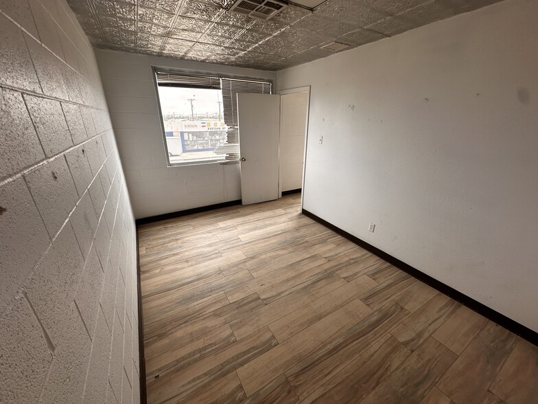 More Photos Of 2401 Alameda Ave, El Paso Showroom For Lease