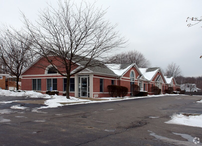 Primary Photo Of 8790 E Market St, Warren Medical For Sale