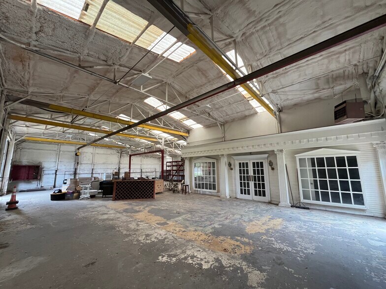 More Photos Of 1010 E Clarendon Dr, Dallas Distribution For Lease