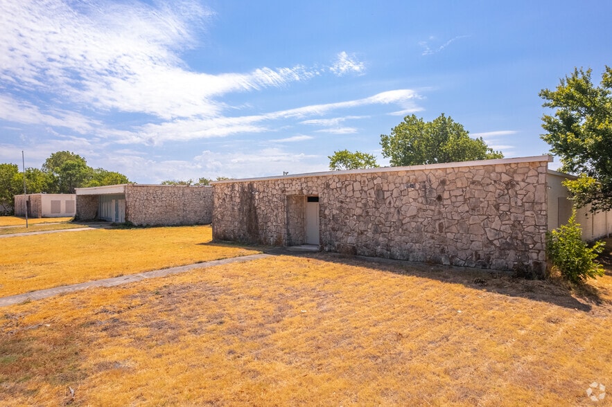 More Photos Of 901 E 16th Ave, Corsicana Apartments For Sale